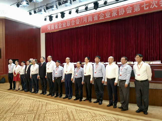 集團公司黨委書(shū)記、董事長(cháng)李躍民當選省企業(yè)聯(lián)合會(huì )、企業(yè)家協(xié)會(huì )副會(huì )長(cháng)